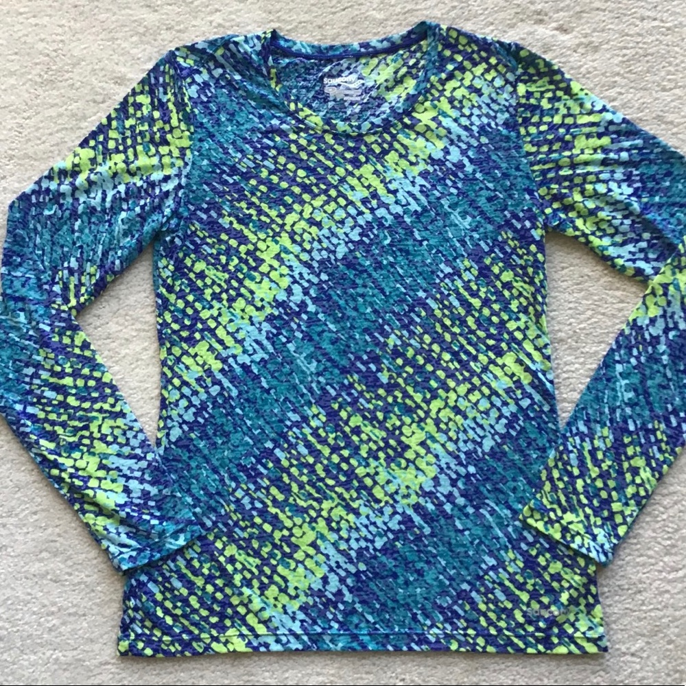 Beautiful lightweight Saucony top!